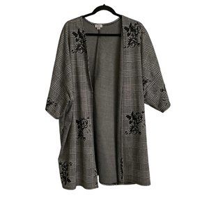 Avenue Woman's OpenJacket Black/ White zFloral Print Size 18/20 Elbow Sleeves